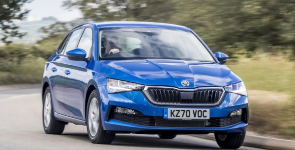 Skoda Scala отдавна може да се похвали с репутацията на лидер в класа – дори го определиха за Компактен семеен автомобил на годината, когато беше пуснат за първи път през 2019-а. Той все още предлага едни от най-добрите съчетания на пространство, качество и комфорт. Въпреки че е пряк конкурент на Golf, Scala използва по-малката платформа MQB A0 на VW Polo и Audi A1  Това обаче не води до по-малък интериор. 

Всъщност, 467-литровият багажник на Scala превъзхожда 380-литровото товарно отделение на Golf. Има и повече място на задните седалки, което прави Scala един от най-големите автомобили в сегмента на хечбек.

Чешката машина подбива цената на Golf и много други съперници. Въпреки това, ако харесвате комфорта, тогава би било добра идея да похарчите малко повече и да изберете SE версията, тъй като това добавя осем-инчов сензорен екран, автономно аварийно спиране, LED фарове и свързаност със смартфон.

Минуси
• Не е много вълнуващ за шофиране
• Не достига нивото на Golf
 
